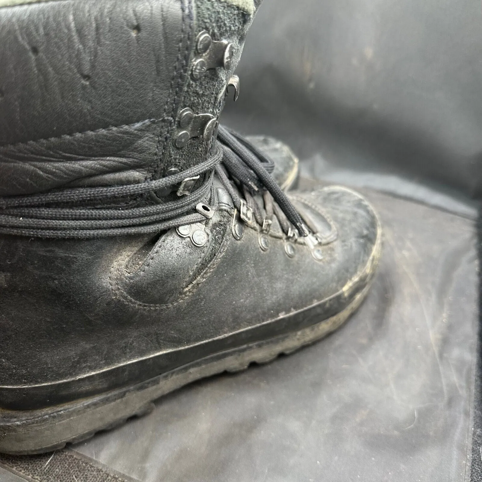 Austrian Army Black Leather Meindl Heavy Duty Combat Boots - Size EU 42 - UK 8