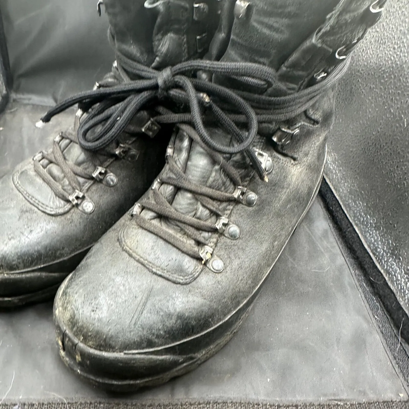Austrian Army Black Leather Meindl Heavy Duty Combat Boots - Size EU 42 - UK 8
